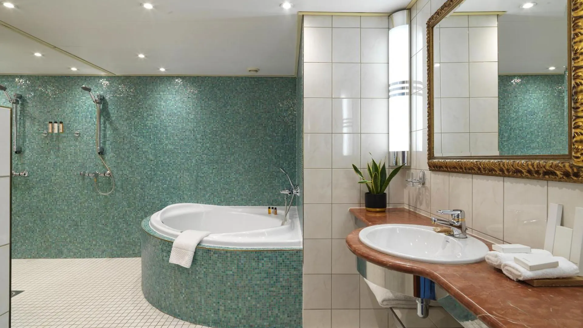 Sunborn London Yacht Hotel 4*,  United Kingdom