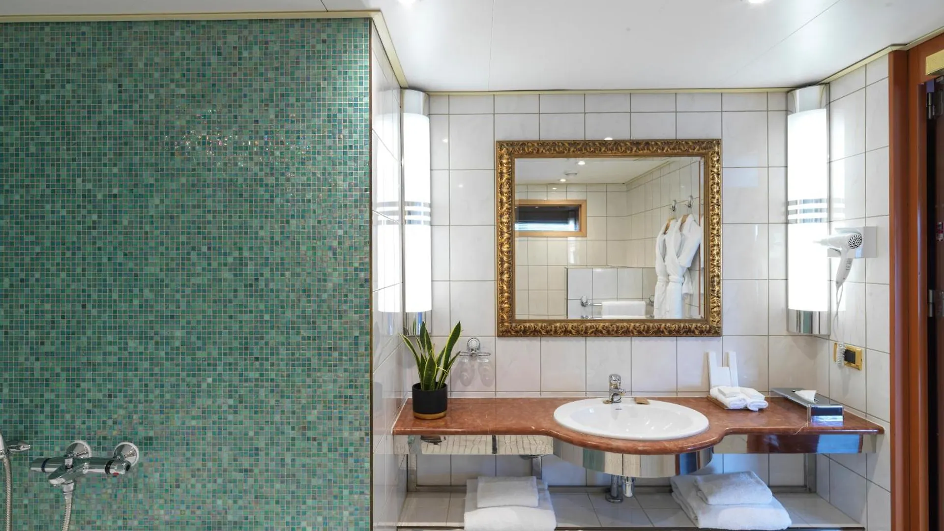 Sunborn London Yacht Hotel